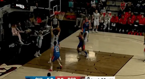 杨瀚森张开长臂再次奋力抢到进攻篮板，半场已抢到10个篮板