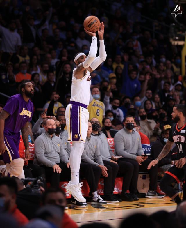 Bet365体育-连续两场投进共计11个三分，安东尼展现进攻端威力