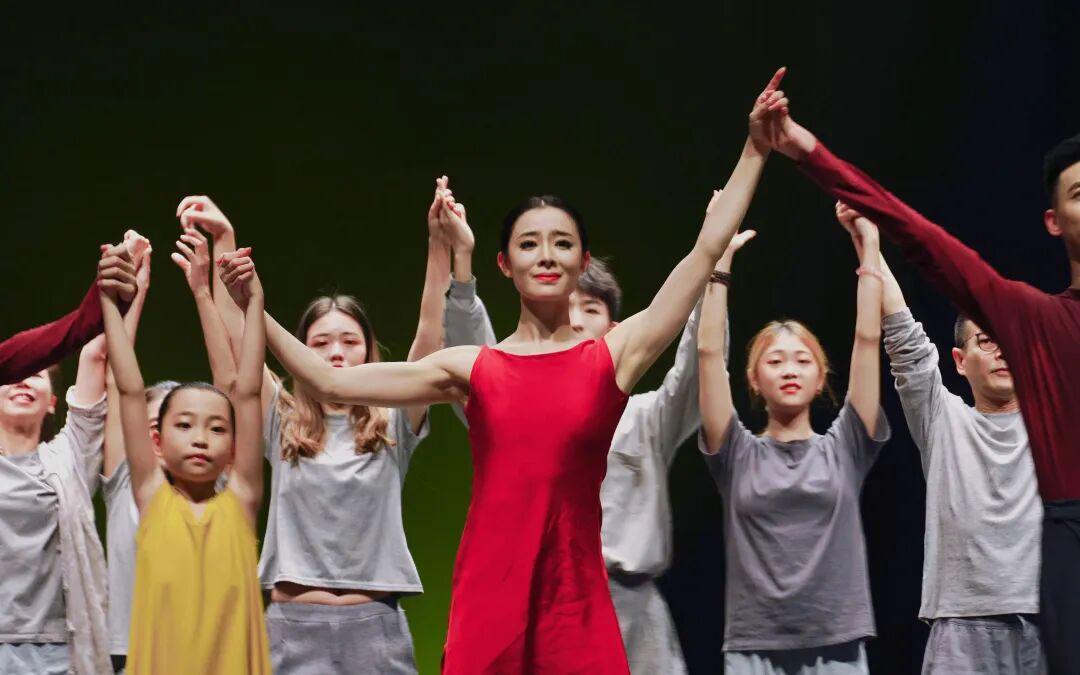 Bet365体育平台-她果然没离，毕竟400亿资产的男人也不多啊！